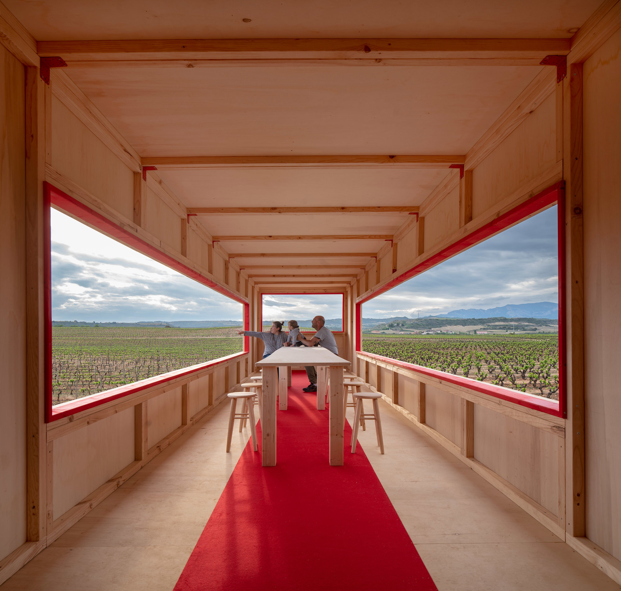 Mesa elevada en el paisaje, por Jennyfher Alvarado + Álvaro Gonzalez