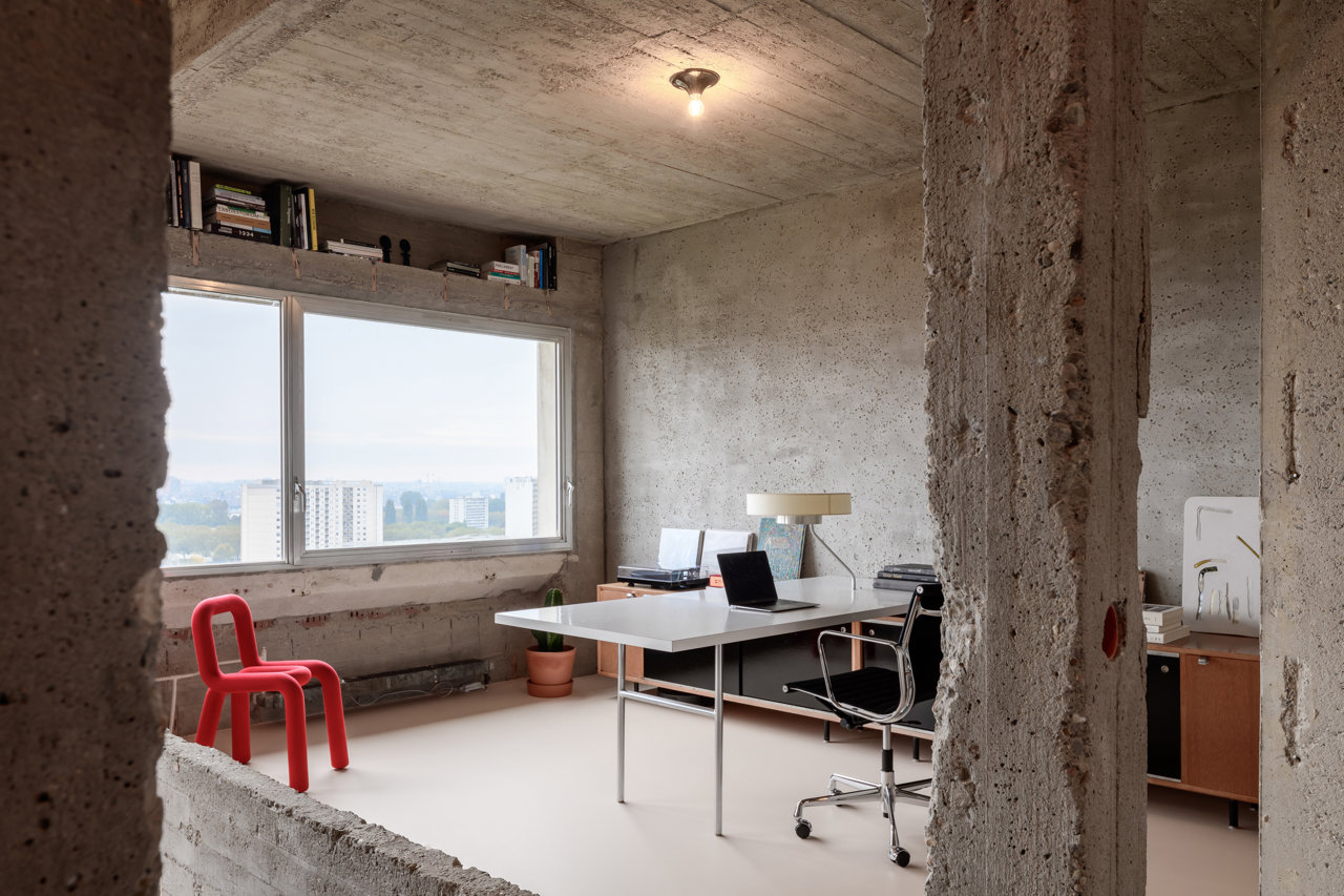 En la segunda planta del dúplex se ubica el estudio, con vistas a la ciudad. 