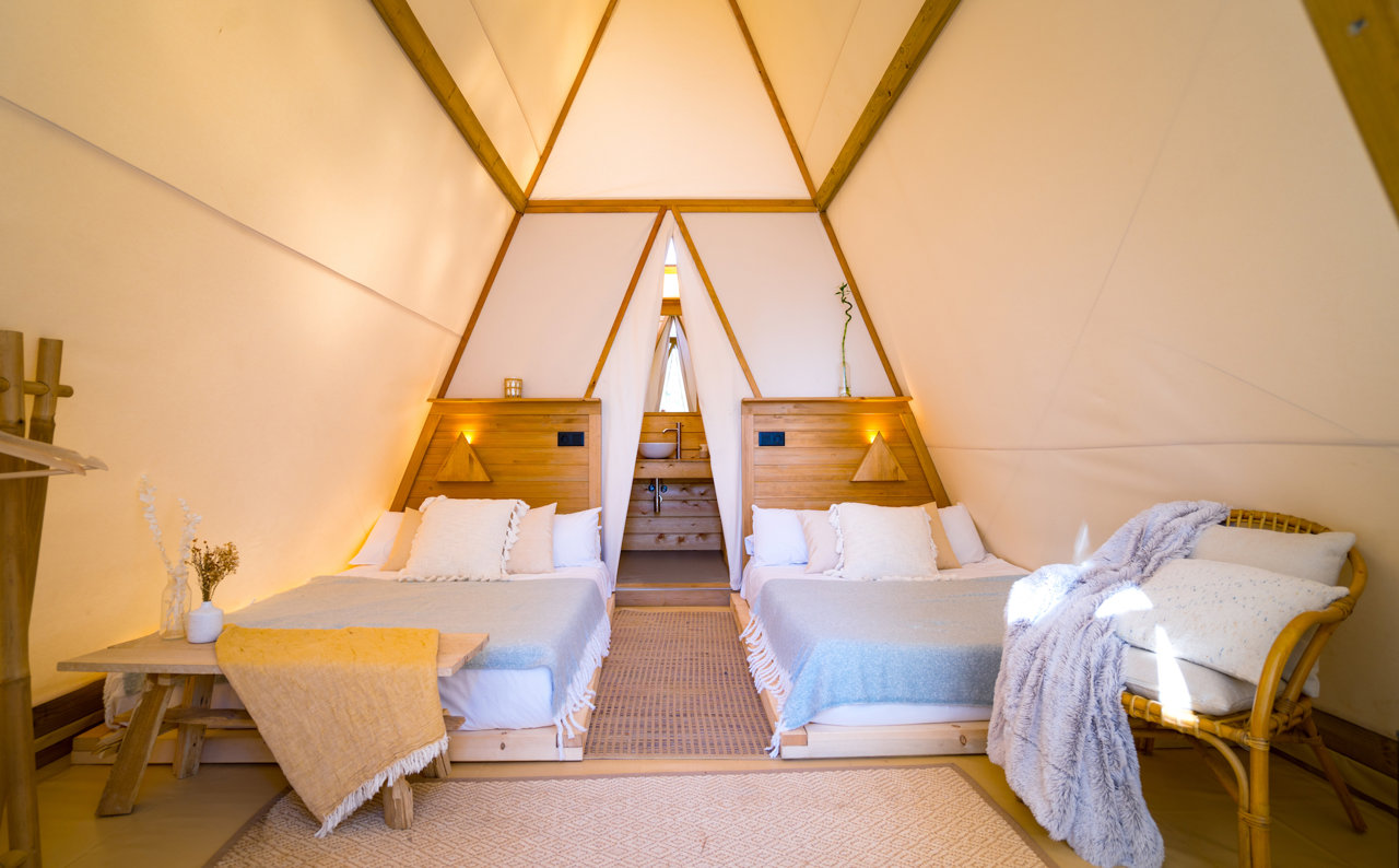 Interior tienda de un glamping