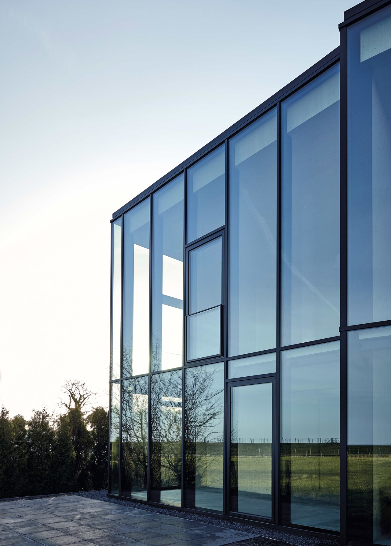 Exterior de la vivienda con grandes paños de cristal