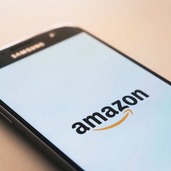 La evolución del logo de Amazon: así de raro era cuando nació la empresa