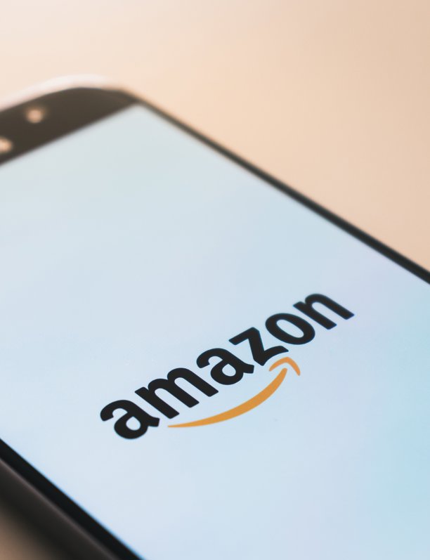 La evolución del logo de Amazon: así de raro era cuando nació la empresa
