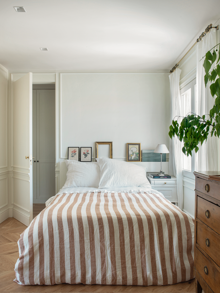 Dormitorio con colcha de rayas
