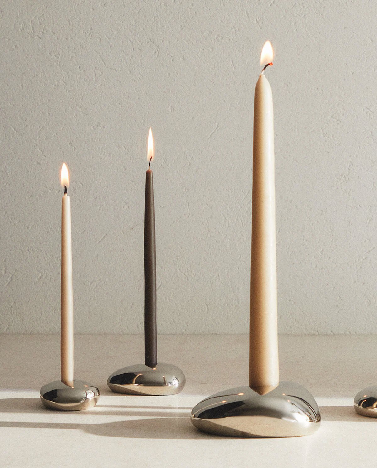 Set pequeño de velas y candelabros, de Zara Home