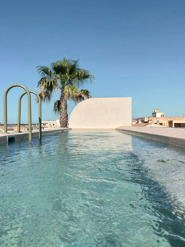 Una piscina en la azotea