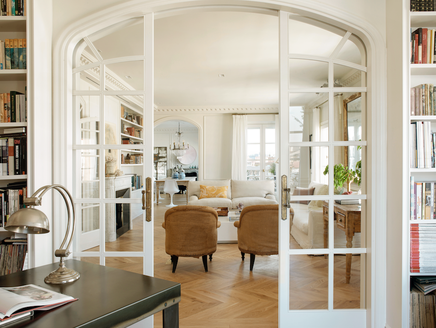 La vivienda tiene dos pisos. En el primero se encuentra un luminoso salón, un comedor que da pie a una de las terrazas a partir de una cristalera corredera, una amplia cocina, un despacho lleno de librerías que comunica con la suite principal y que tiene salida a otra de las terrazas.