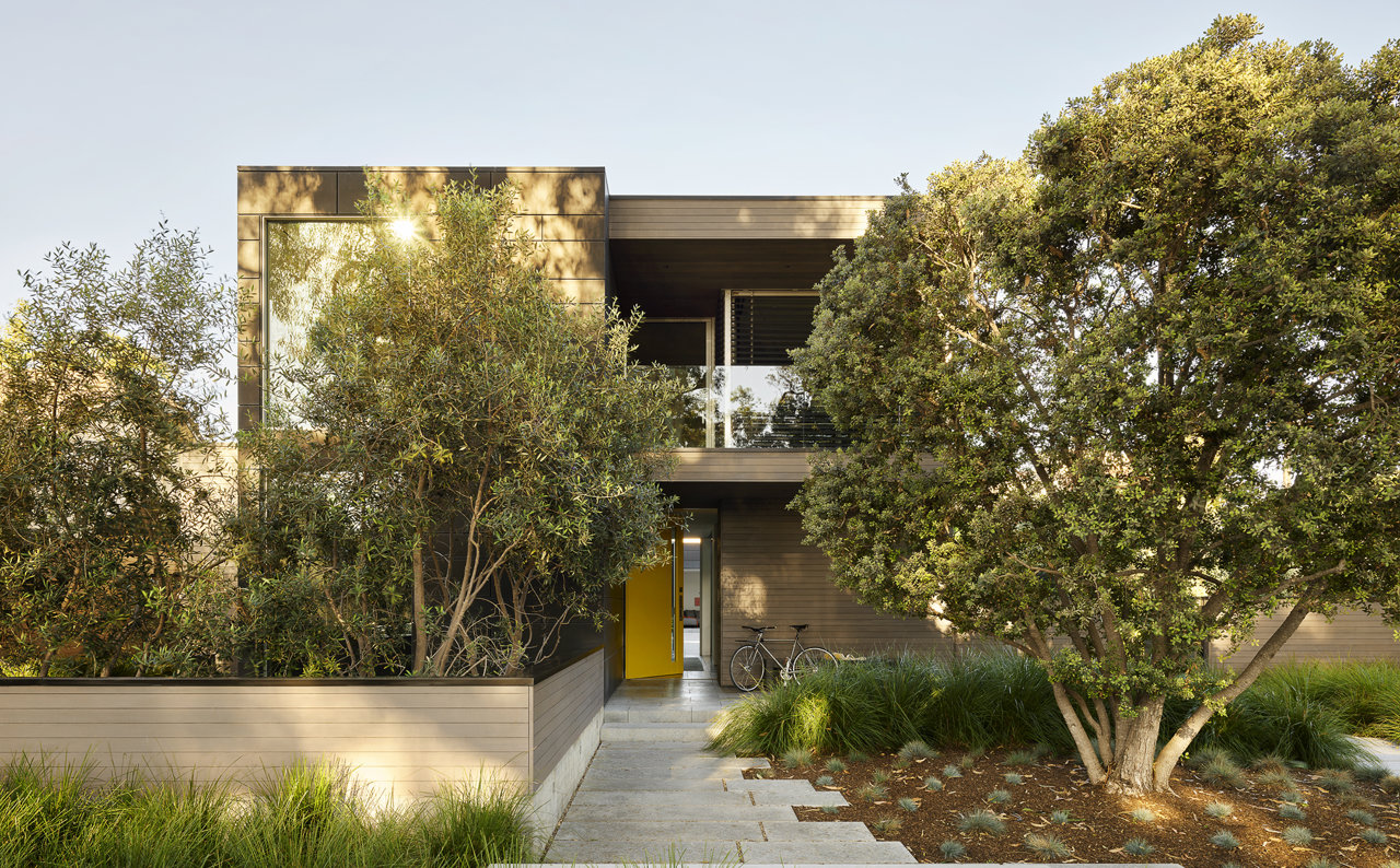 La casa está parapetada por un frondoso jardín