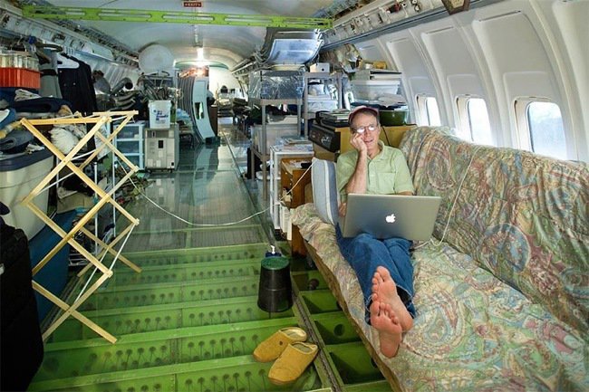  Bruce Campbell en el interior de su avión (Airplanehome.com)