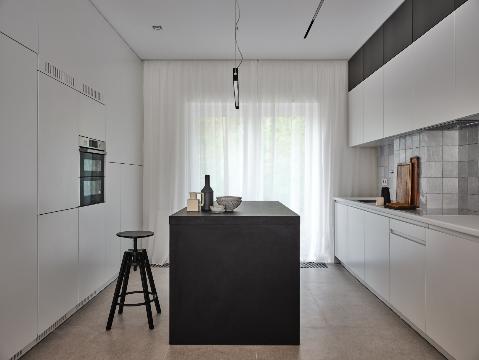 cocina blanca con isla negra