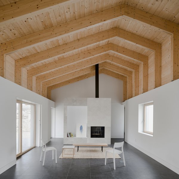 Una casa de madera y corcho autoconstruida en Cantabria que redefine la  forma de vivir en lo rural