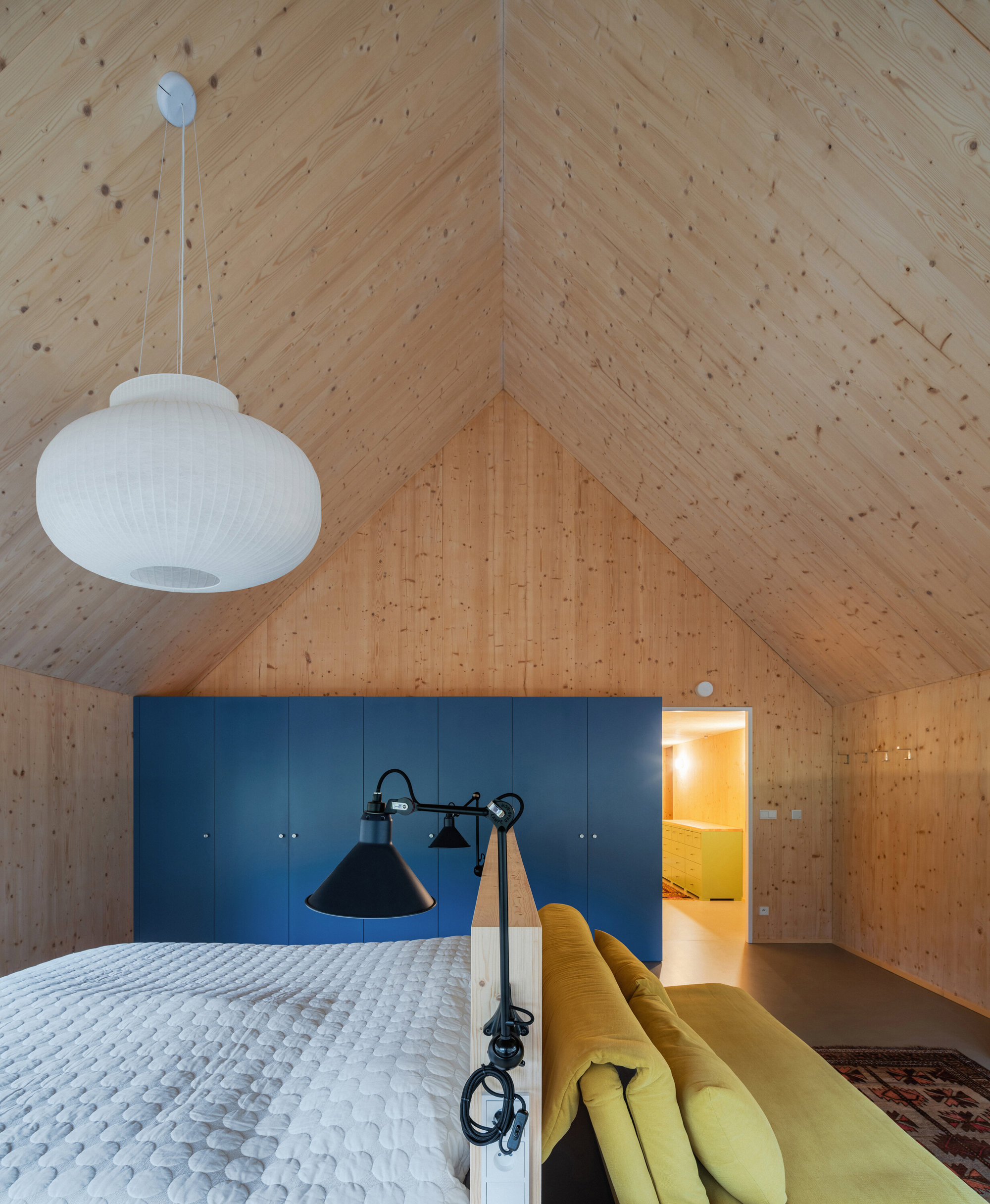 cabaña de madera armario azul