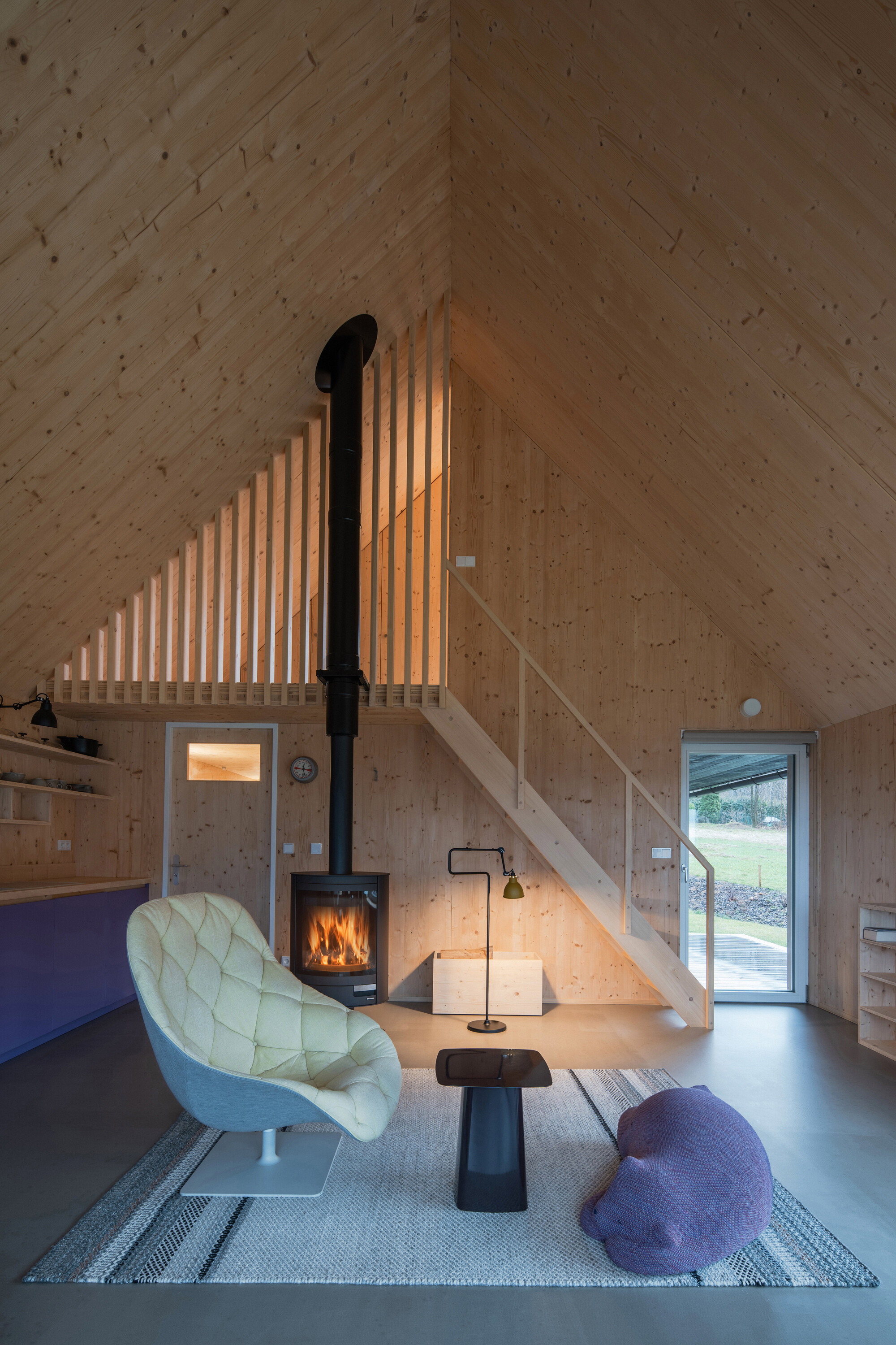 cabaña de madera chimenea dos aguas