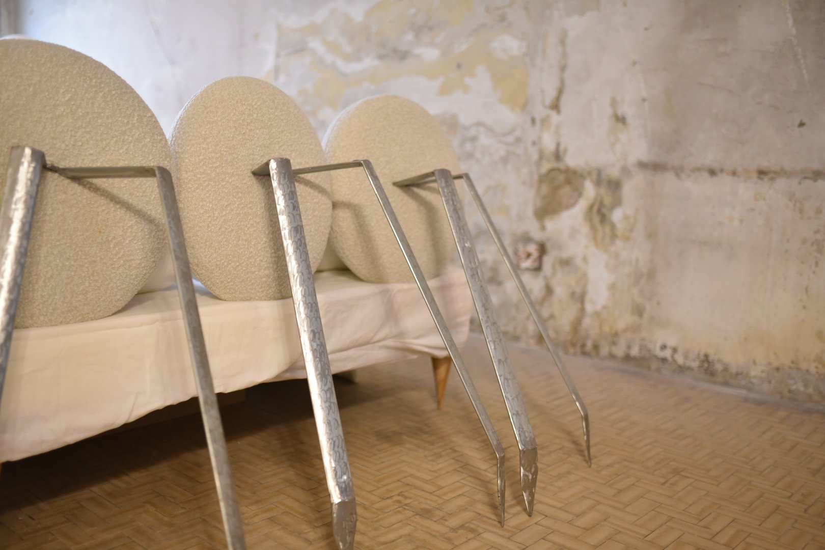 Cama con espadas