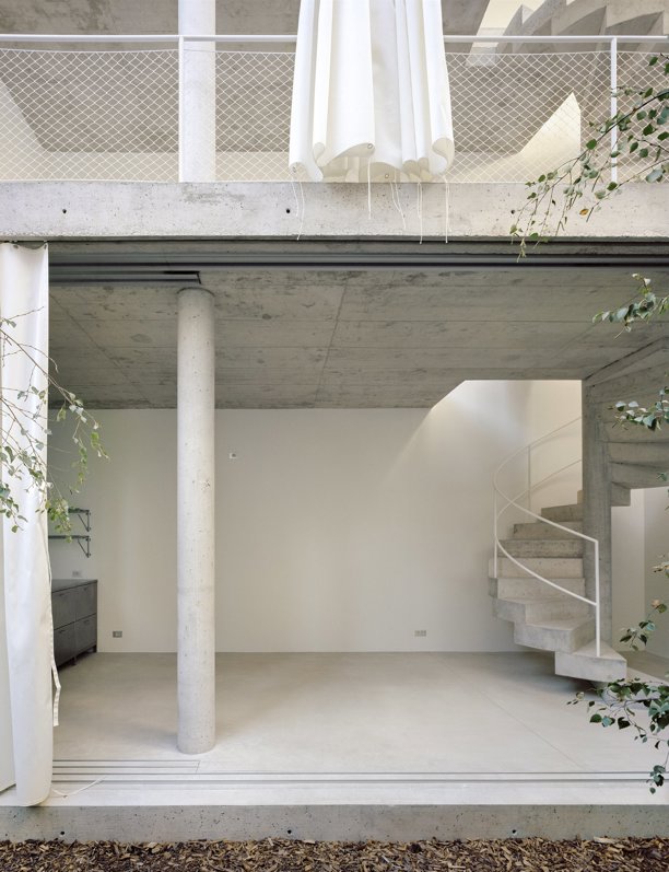 Minimalismo radical: esta casa con patio en Barcelona está reducida a su mínima expresión