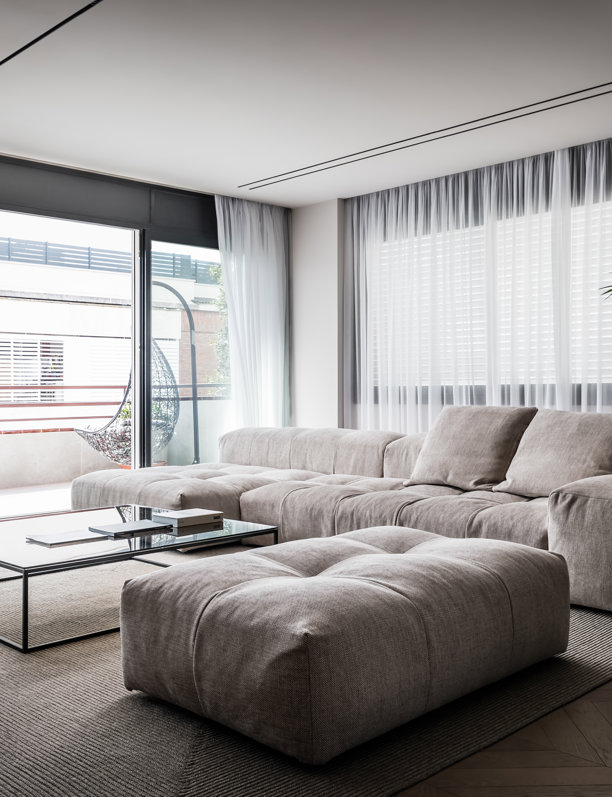 El minimalismo de este piso de Barcelona ofrece una nueva forma de habitar y respirar