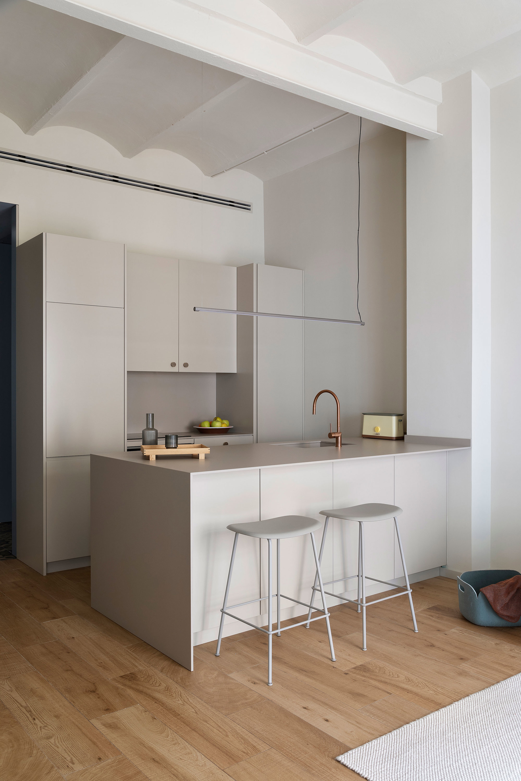 Cocina monocolor piso ruzafa techo abovedado