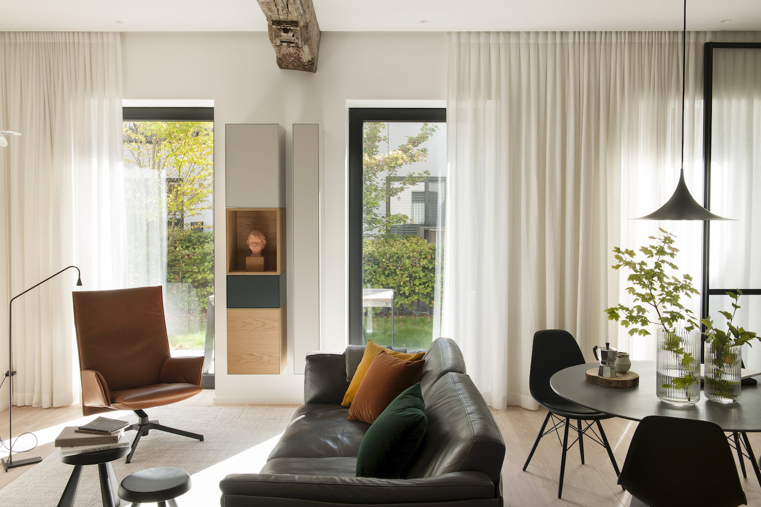 Cortinas blancas que potencian la luz y dan privacidad.