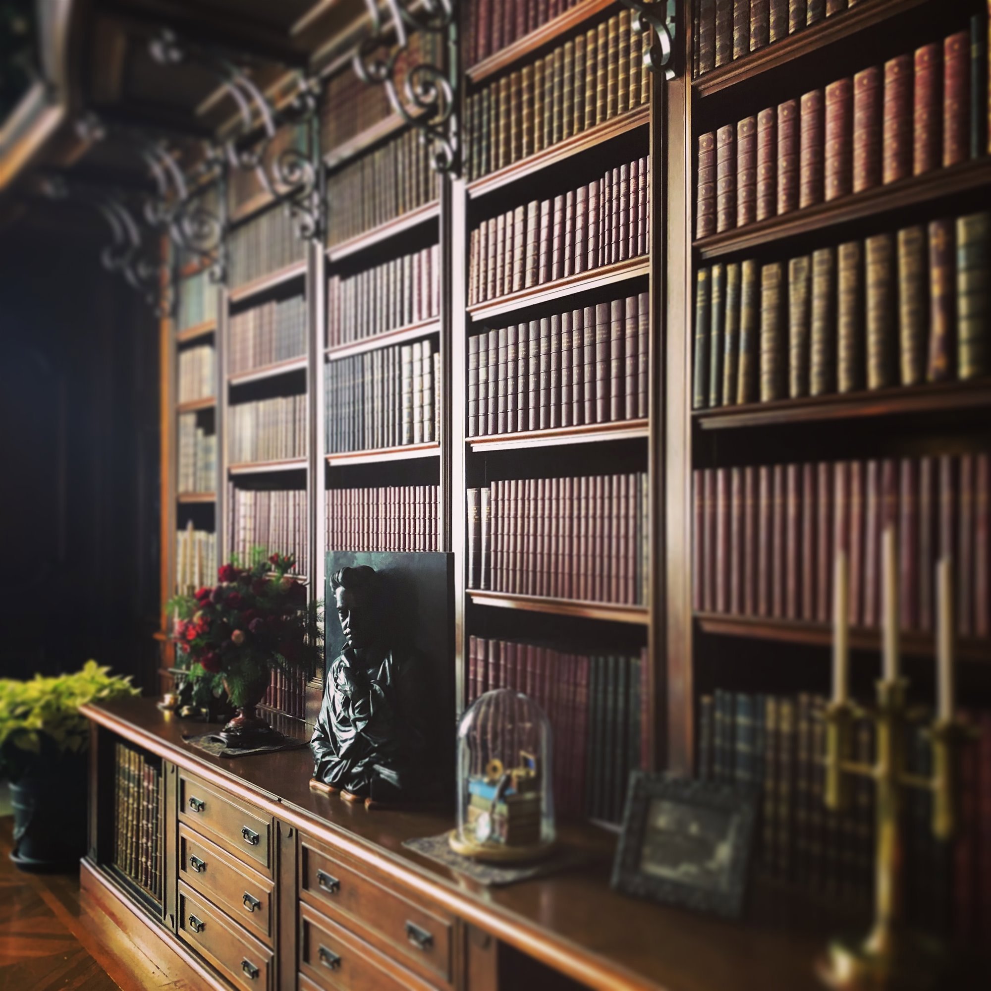 Mueble castellano típico en el salón.
