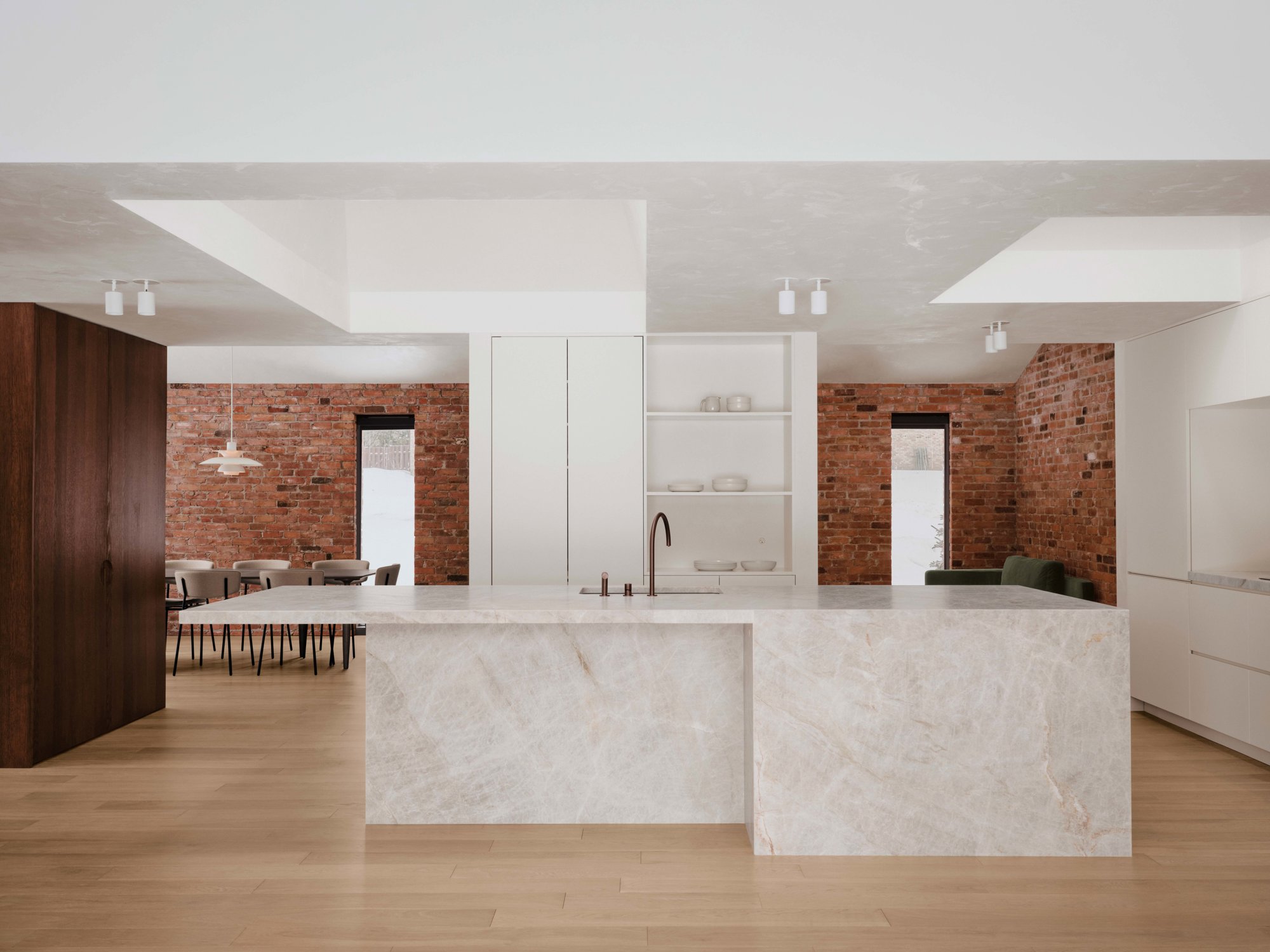 Cocina con isla de piedra