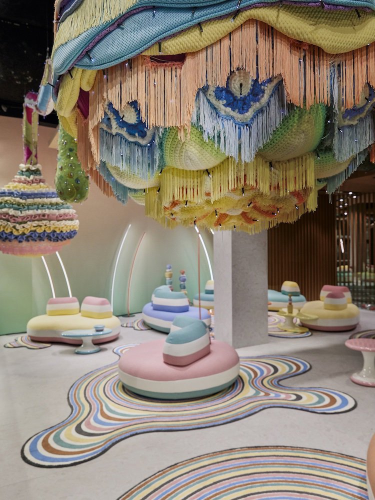 Decoración de la portuguesa Joana Vasconcelos para el showroom de ROCHE BOBOIS en Milán con ocasión de la Milan Design Week.