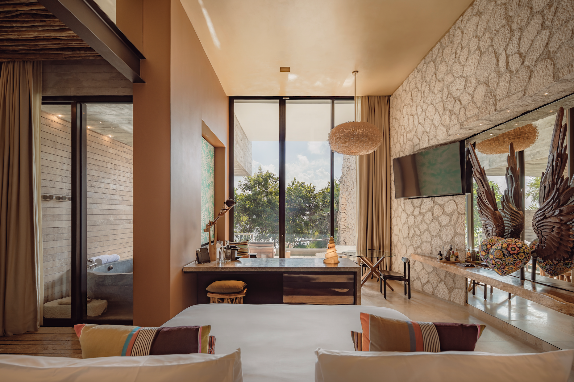Piedra, madera y tonos naturales conviven en el interiorismo.