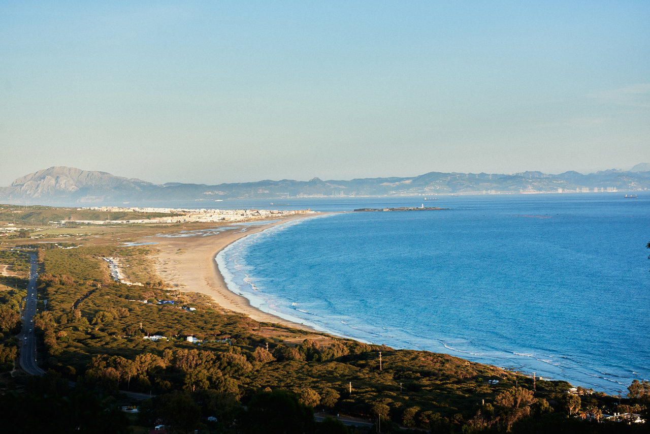 Kampaoh Tarifa se integra en la naturaleza, escondiéndose en un denso bosque de pinos cerca de la ciudad de Tarifa, desde donde se puede ver, al otro lado del Estrecho, la costa de África.