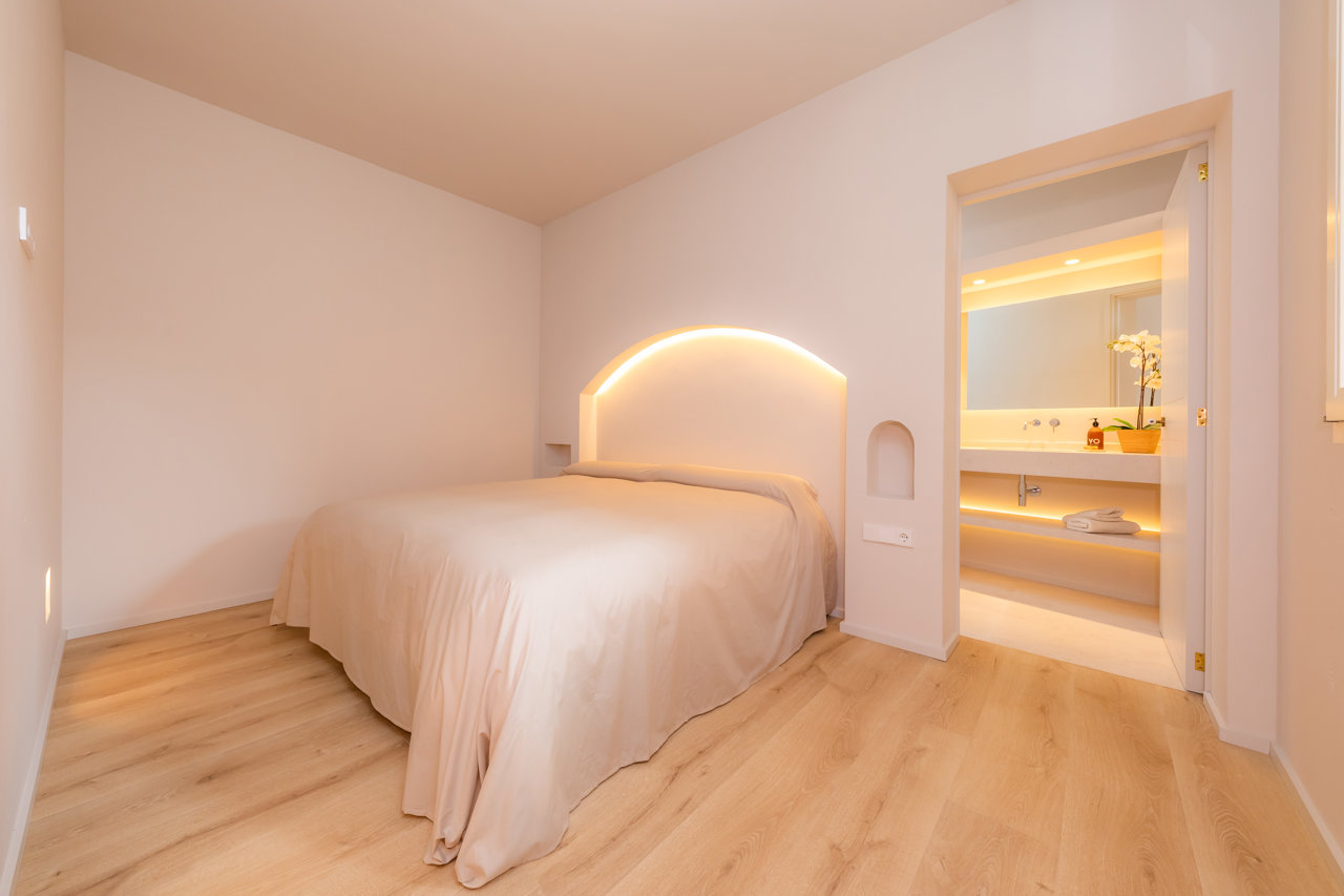 Dormitorio con arcos