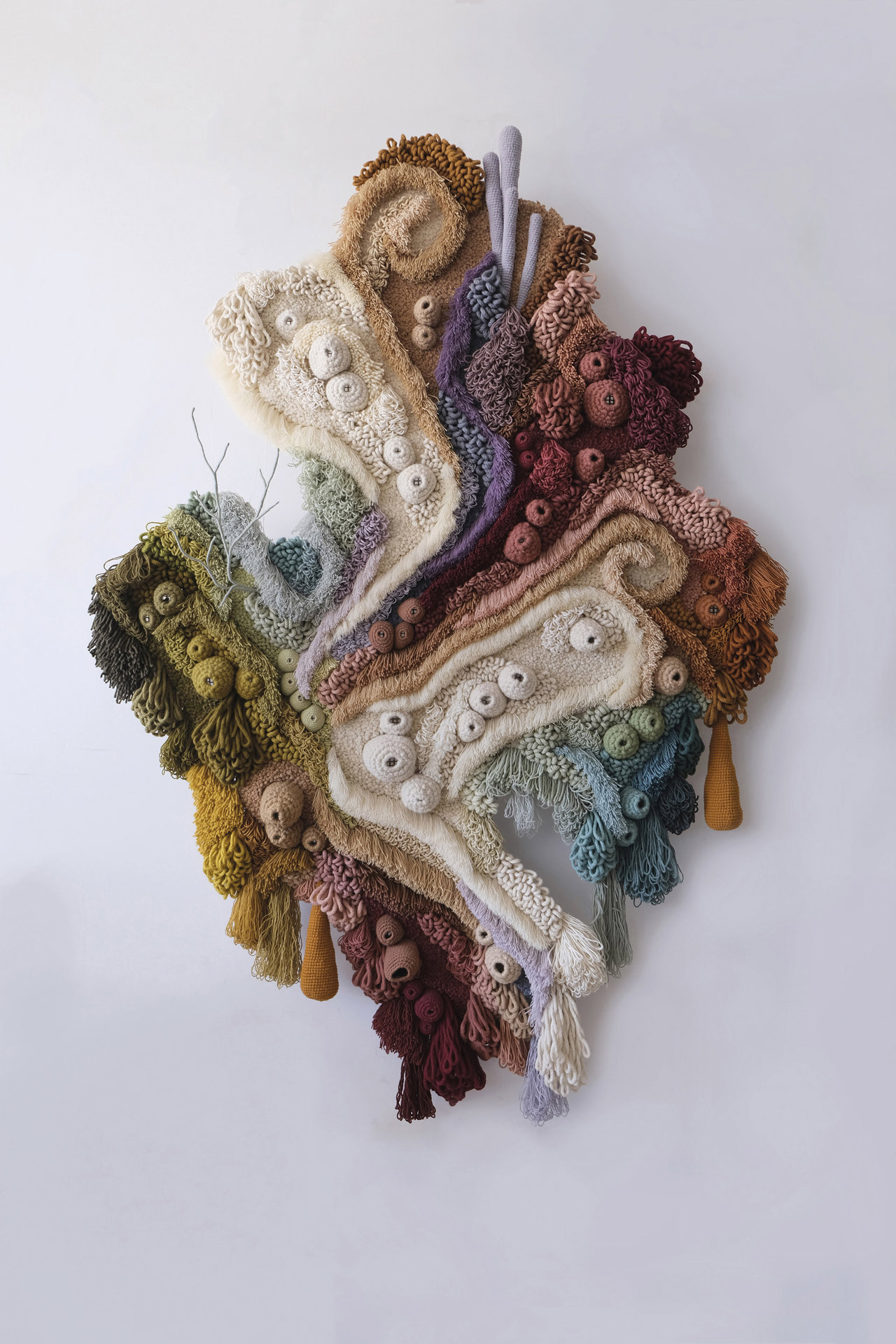 En piezas como 'Living Coral Series' (2021) o 'Picos' se emplean una media de 10 kg de desechos textiles, una cifra que en algunos casos se ha cuadriplicado, como en su monumental obra 'World Map' 