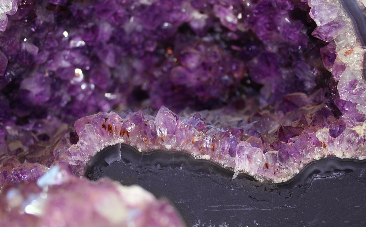 La Amatista es una variedad de Cuarzo cristalizado, transparente y violeta, de origen magmático e hidrotermal.