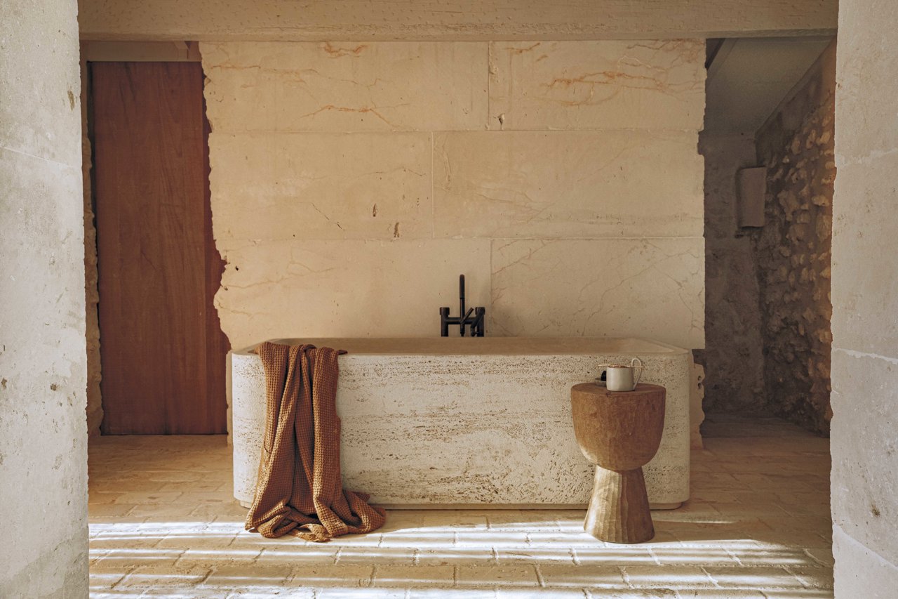 Bañera de la Rural Suite tallada en un bloque de Travertino por los menorquinos Fuguet