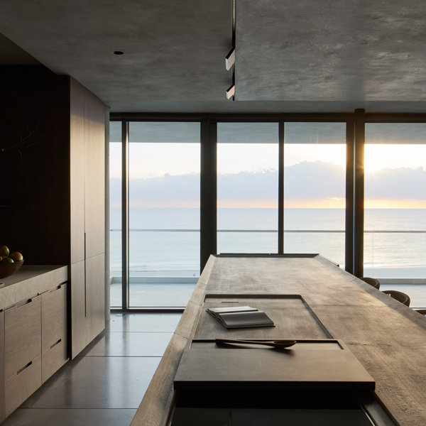 La cocina con las mejores vistas: entramos en una casa con el océano como telón de fondo