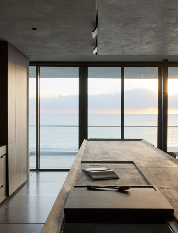 La cocina con las mejores vistas: entramos en una casa con el océano como telón de fondo