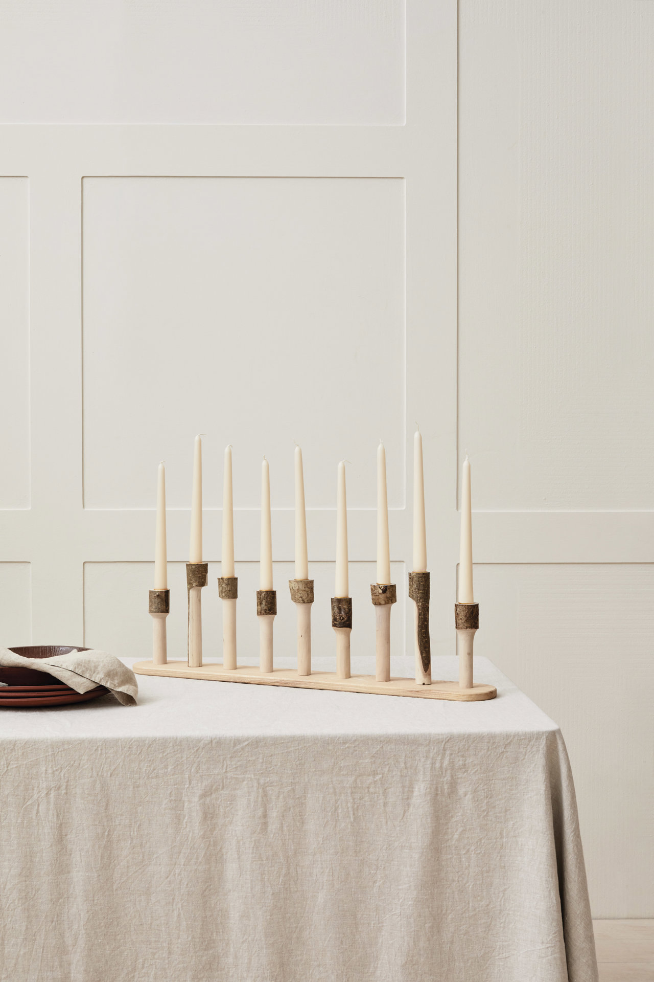 Candelabro Underwood, que aprovecha ramas de avellano y madera en bruto que usa Cox