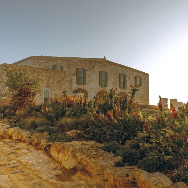 Esta pareja ha abierto un hotel autosostenible en Menorca que demuestra su amor por la isla