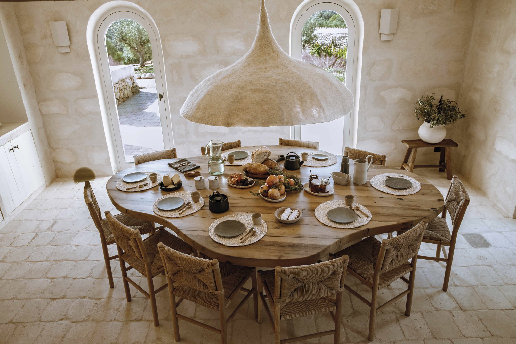 En el comedor de desayunos, mesa hecha a medida por Gavila Carpintería y lámpara de Van Vilt. Toda la vajilla ha sido realizada por el ceramista local Isaac Femenías Ferrá