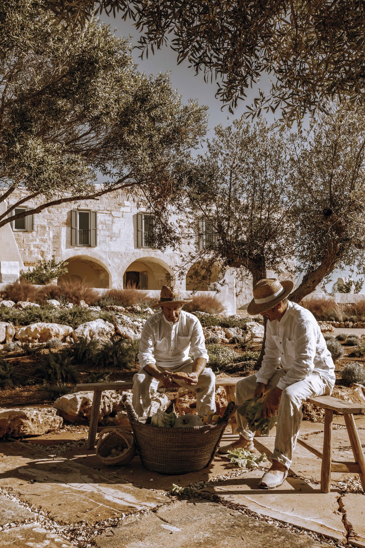 En una de las terrazas frente a la casa, Xisco y Josep, dos de los granjeros que cultivan la finca
