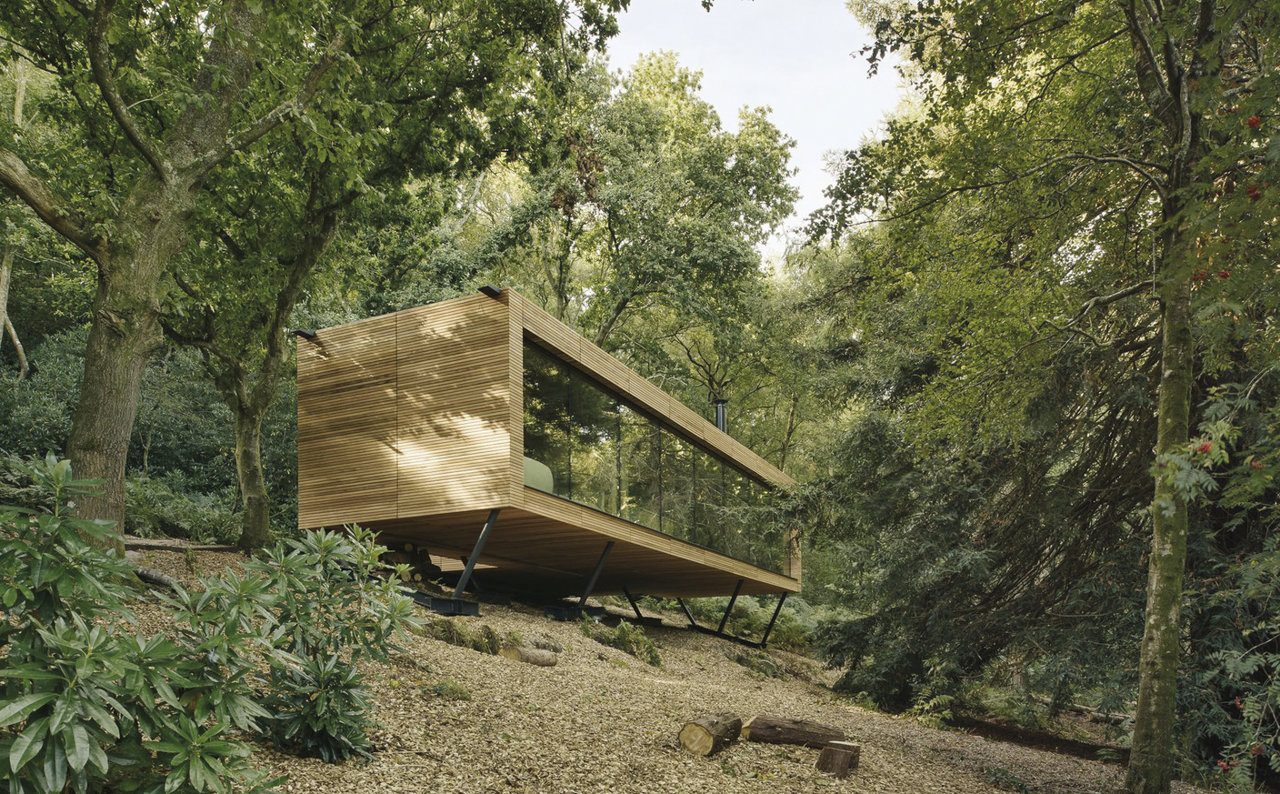 Cabaña Looking Glass en Hastings, Reino Unido, de Michael Kendrick Architects, con vidrios fotosensibles que minimizan el sobrecalentamiento