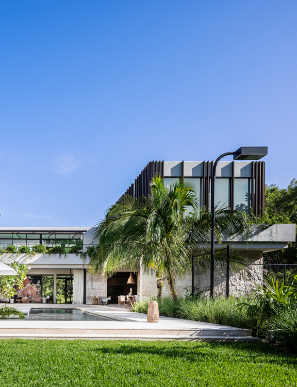 Brutalismo, diseño brasileño y líneas rectas conviven en esta casa de Miami
