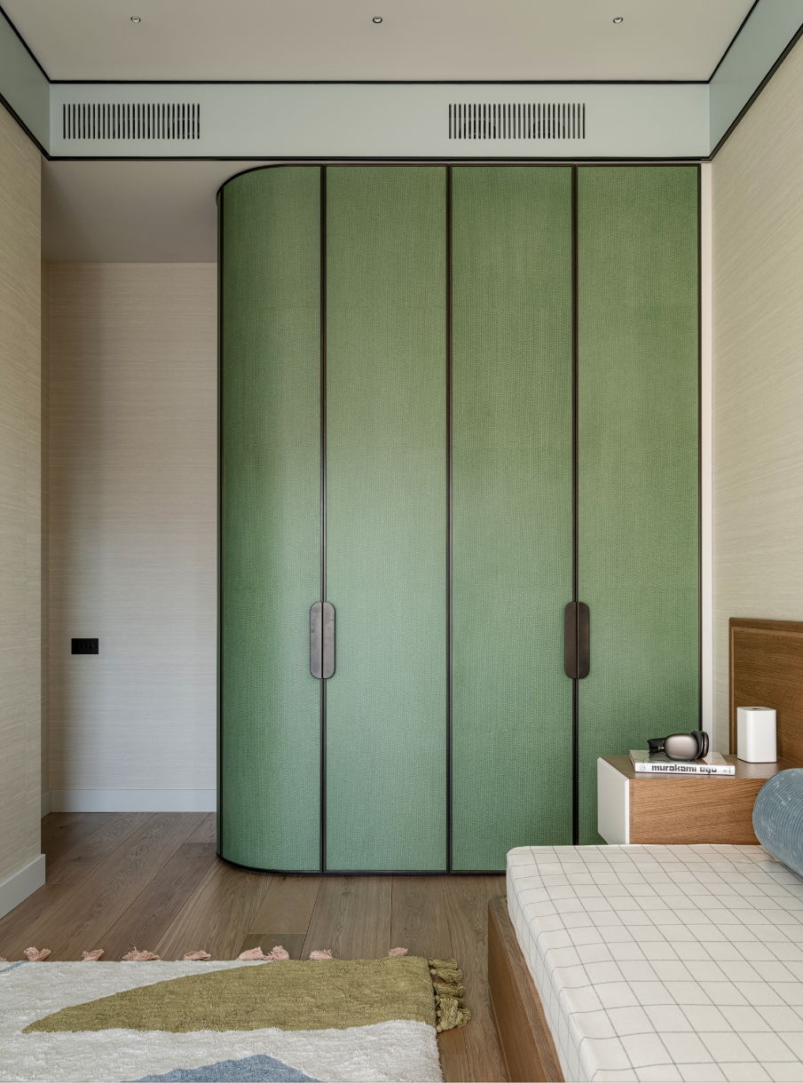 Dormitorio con armario verde
