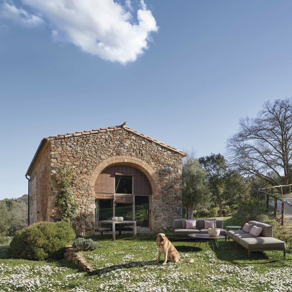 Un antiguo pajar del XVII es ahora una casa autosuficiente en el Baix Empordà