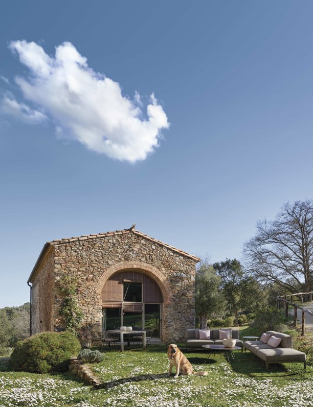 Un antiguo pajar del XVII es ahora una casa autosuficiente en el Baix Empordà