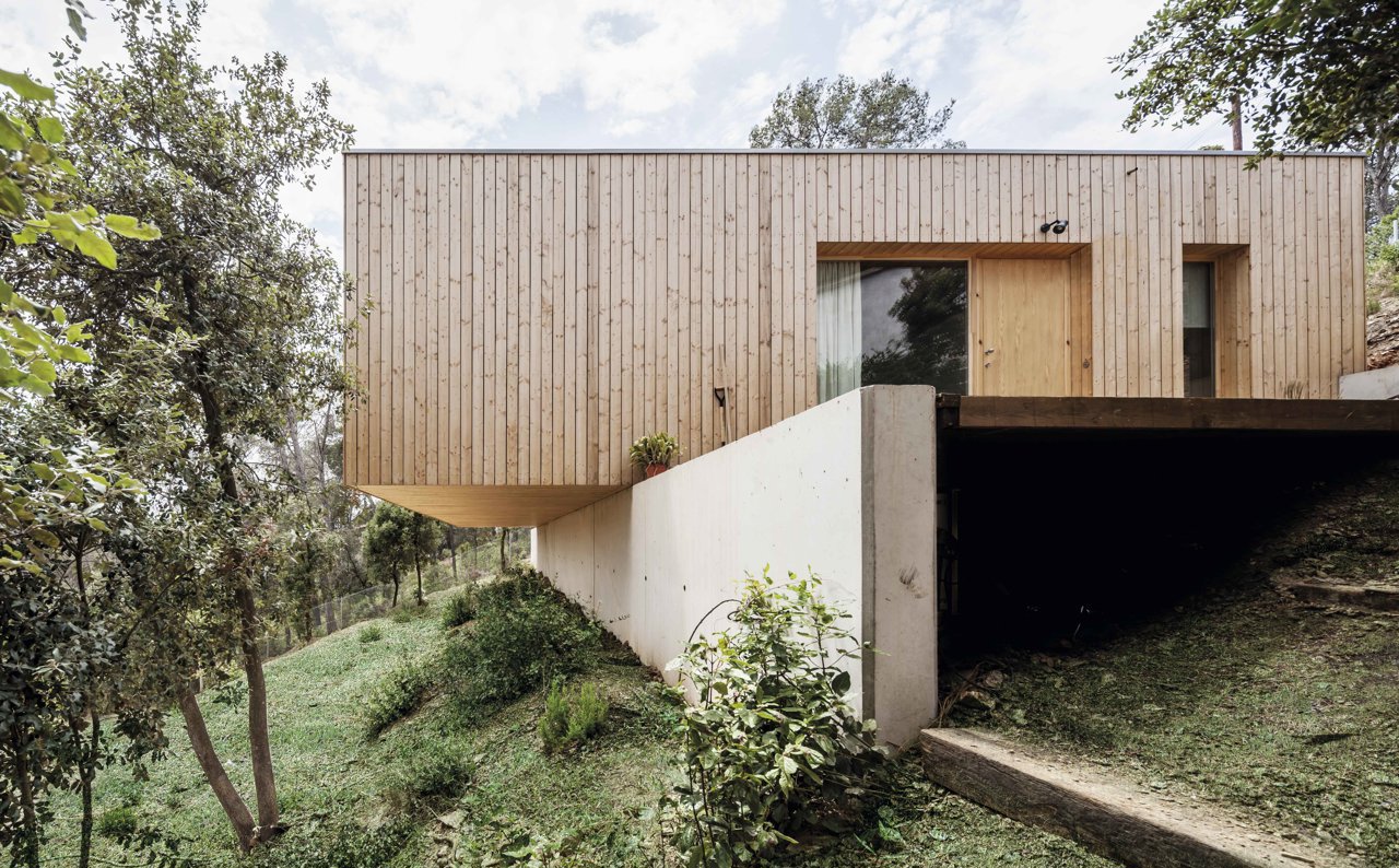 Integración paisajística y eficiencia energética se conjugan en la casa LLP, en Collserola (Barcelona)