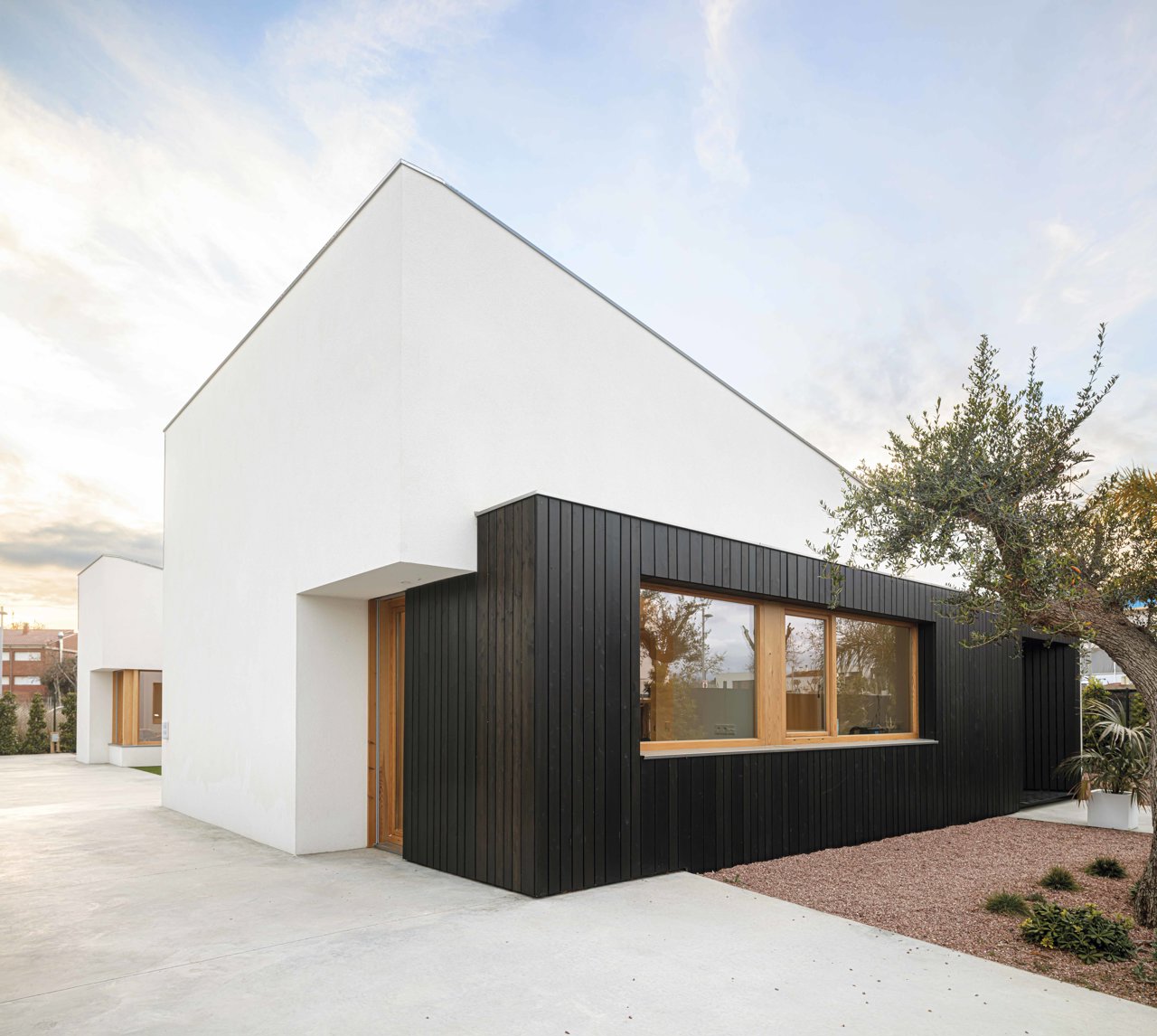 La Casa GV tiene la madera como elemento principal en cubierta, ventanas, revestimientos interiores y acabados de fachada