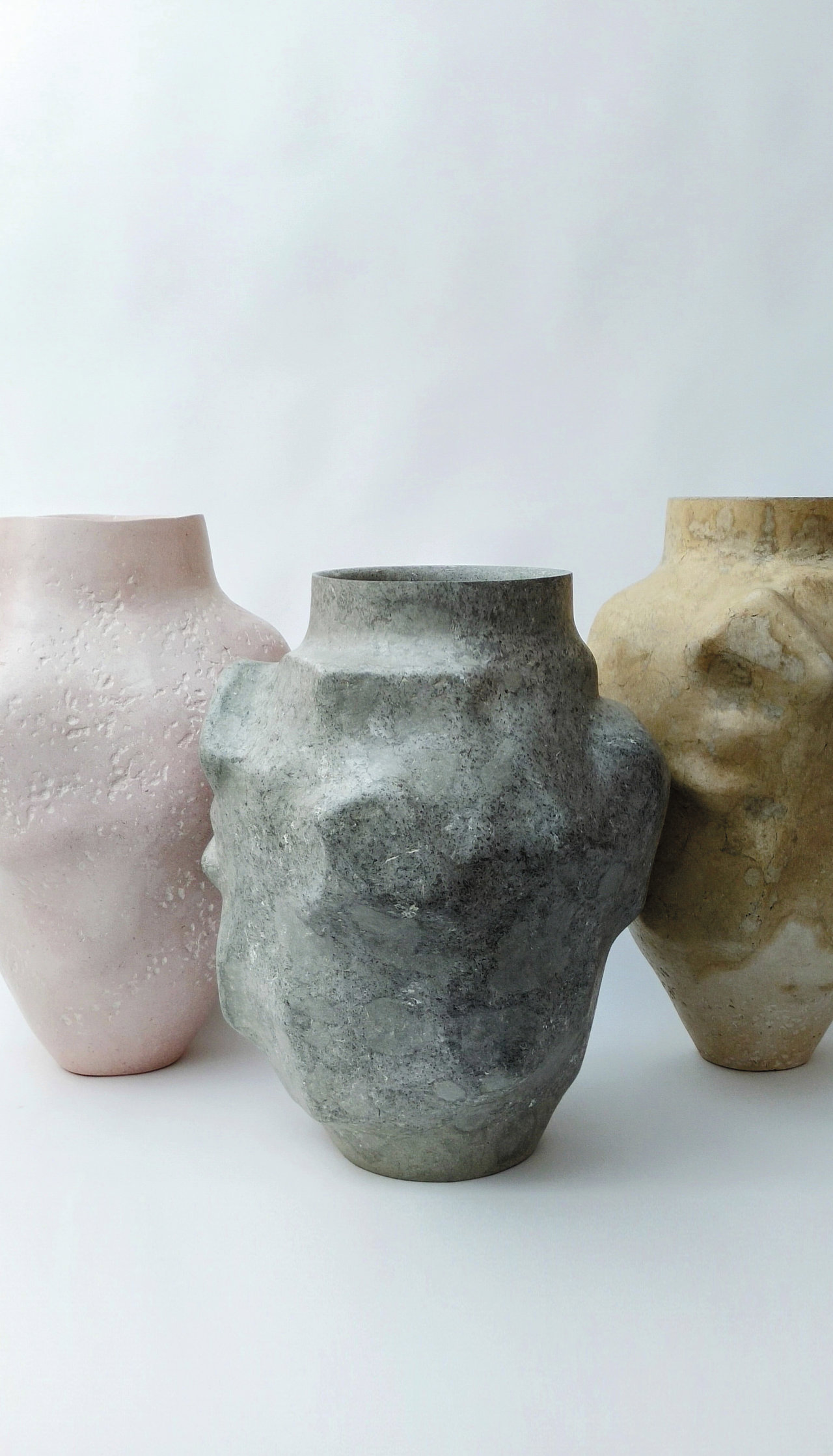  Su proceso creativo “genera una textura extraña, entre la madera y la piedra”
