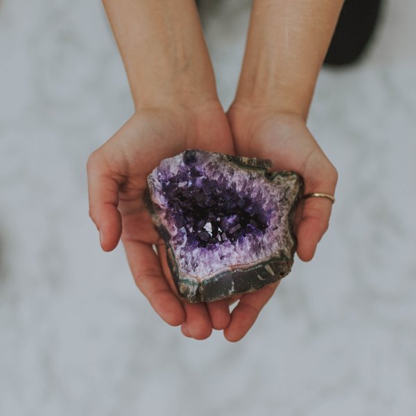 Amatista, la piedra más espiritual: significado, propiedades y cómo usarla en casa