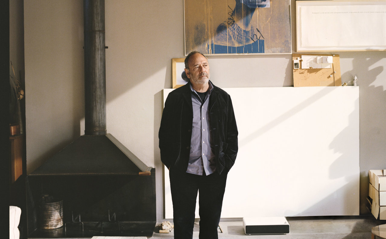 El diseñador Antoni Arola retratado en su vivienda-estudio de Poblenou, en Barcelona