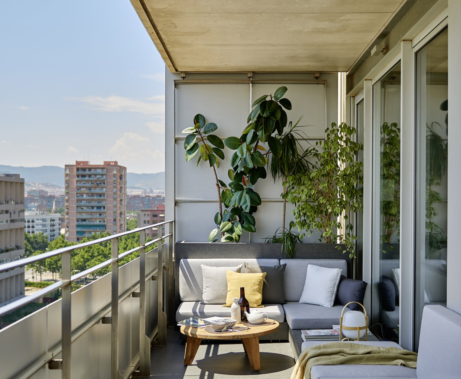 balcon con plantas en la pared