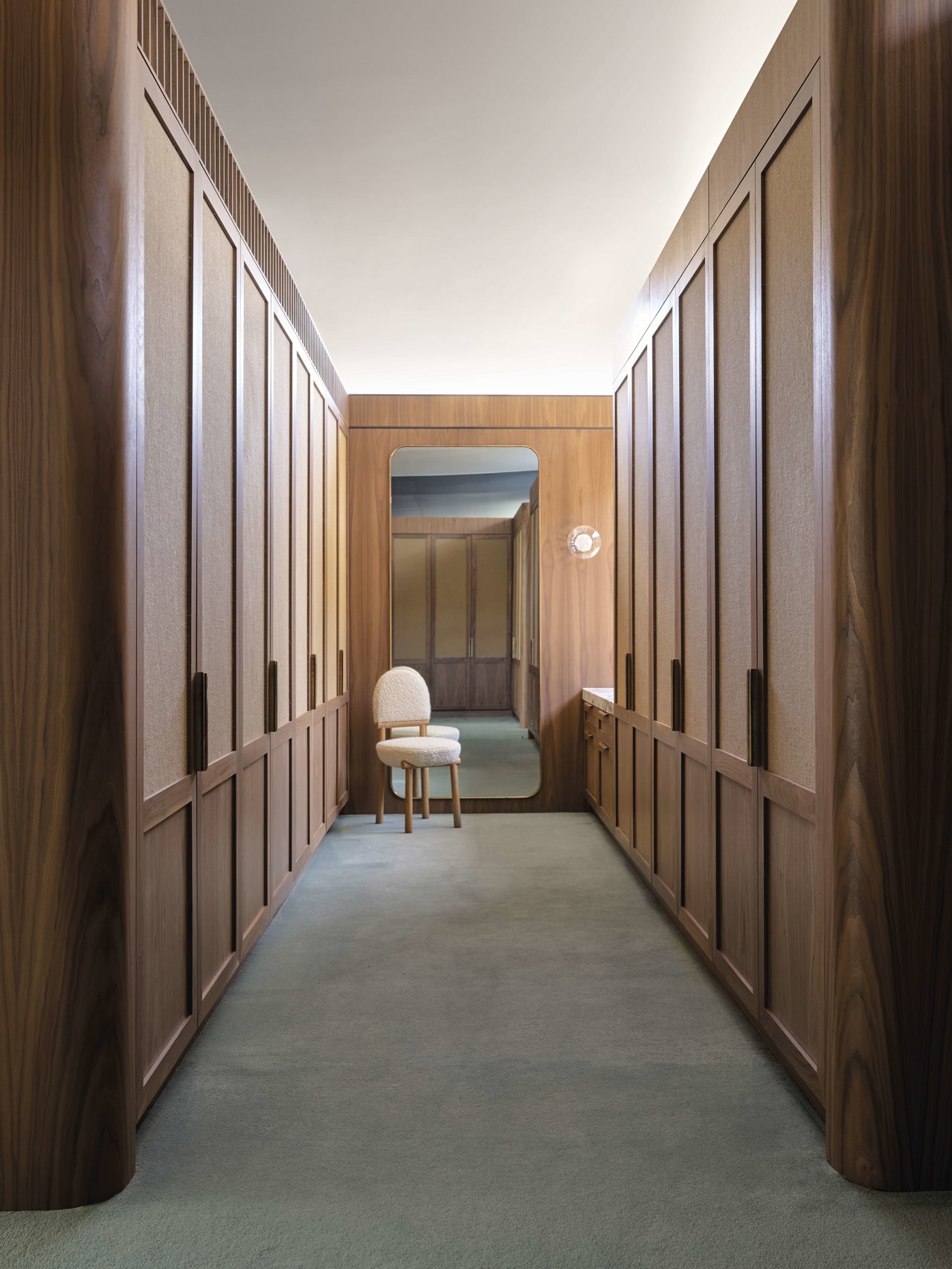 Armarios del vestidor de la suite en nogal