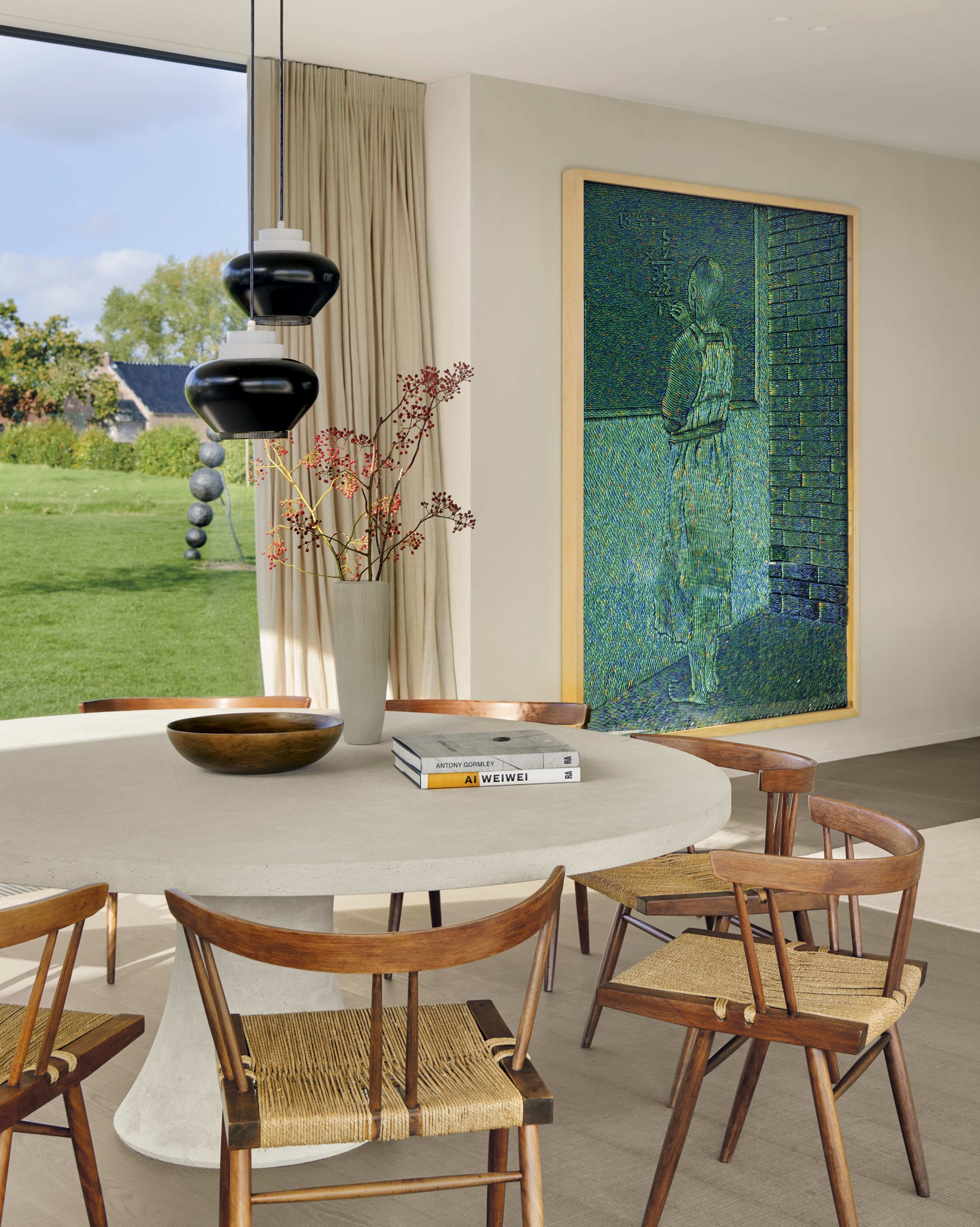Comedor abierto al salón con vistas al jardin