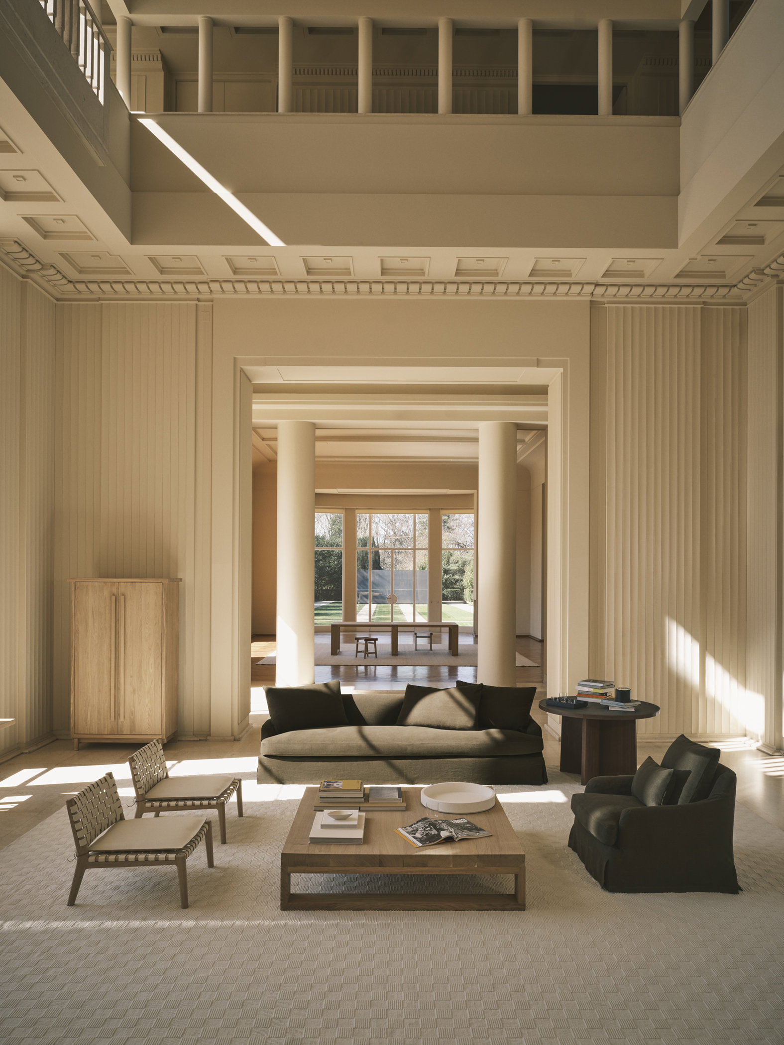 A LAVISH ESTATE 01